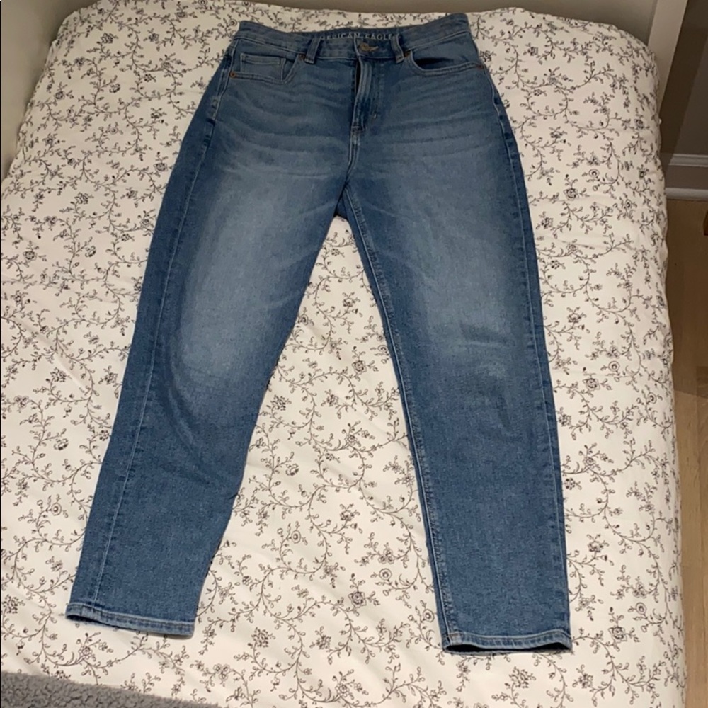 AMERICAN EAGLE mom jeans